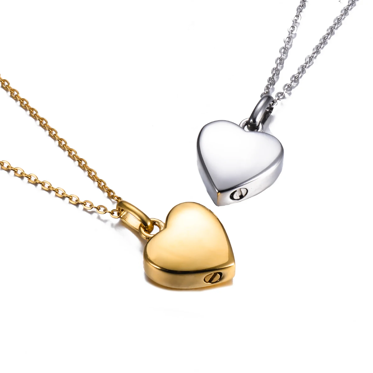 Les deux pendentifs cœur, doré et argenté, avec leurs chaînes