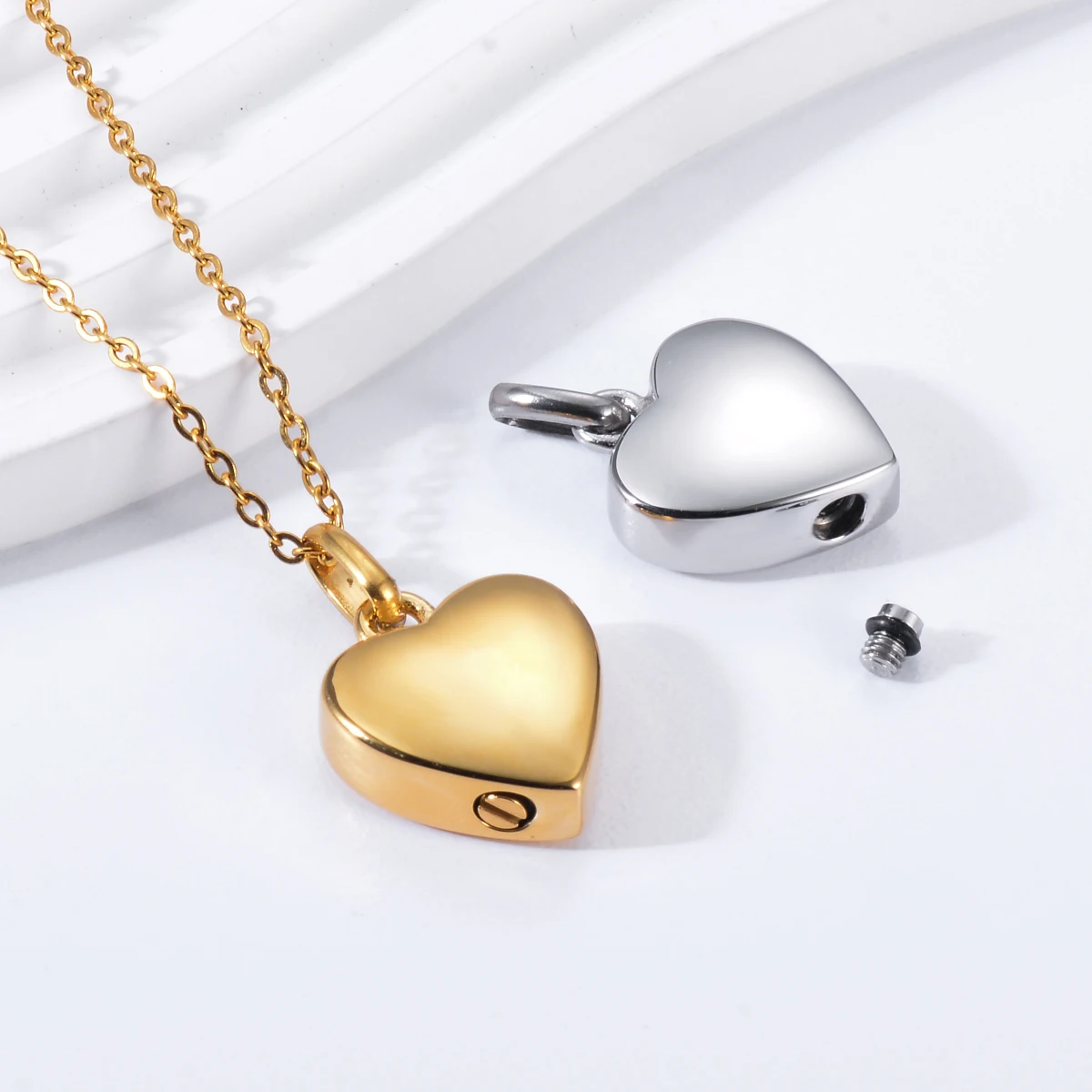 Pendentif à cendres en forme de cœur, versions dorée et argentée, avec sa vis de fermeture